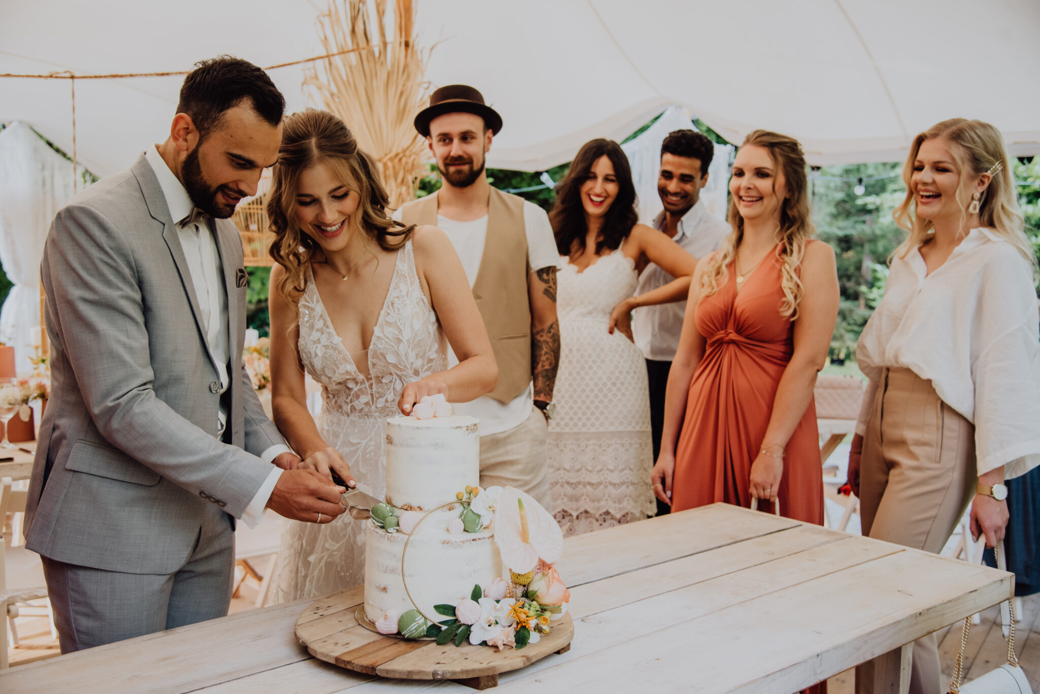 Anschnitt der Hochzeitstorte Anschnitt der Hochzeitstorte