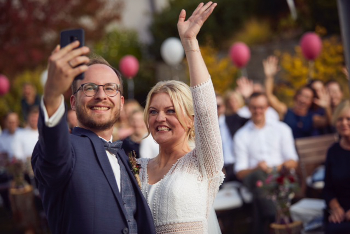 Brautpaar-Selfie während der freien Trauung Brautpaar-Selfie während der freien Trauung